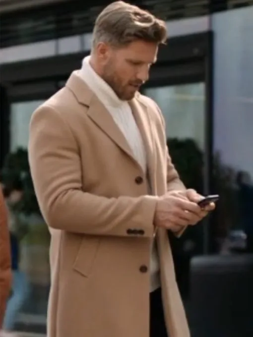 Anthony Bewlz Moms Christmas Boyfriend 2023 Clark Winters Beige Wool Coat 510x680 1