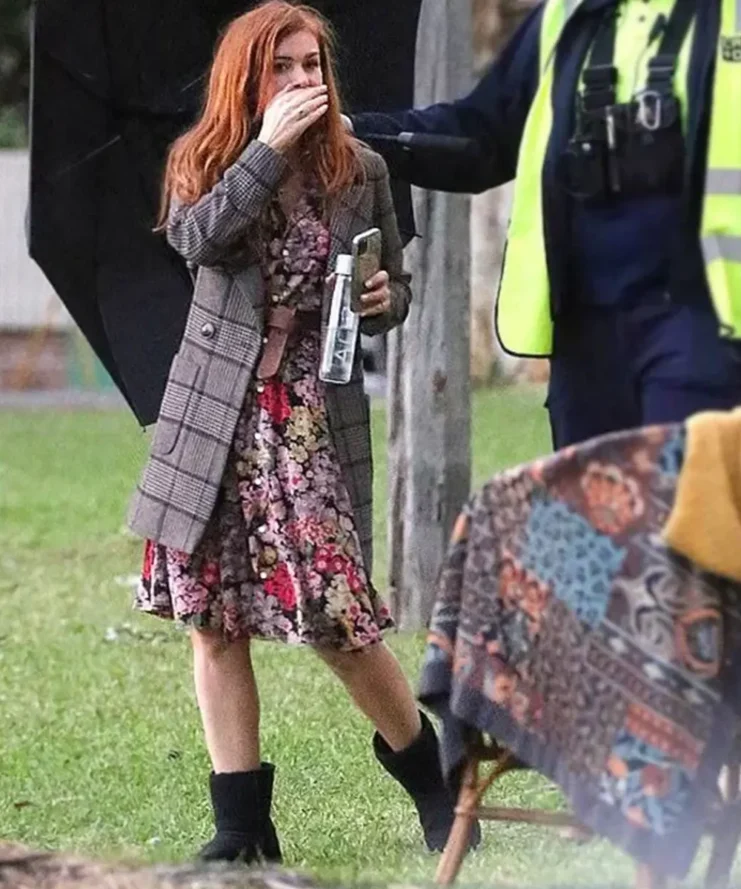 Wolf-Like-Me-Isla-Fisher-Plaid-Coat