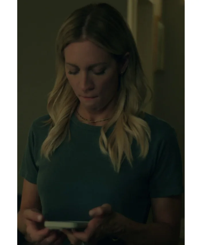 Sophie O'Neil TV-Series The Hunting Wives S1 Brittany Snow Blue Tee