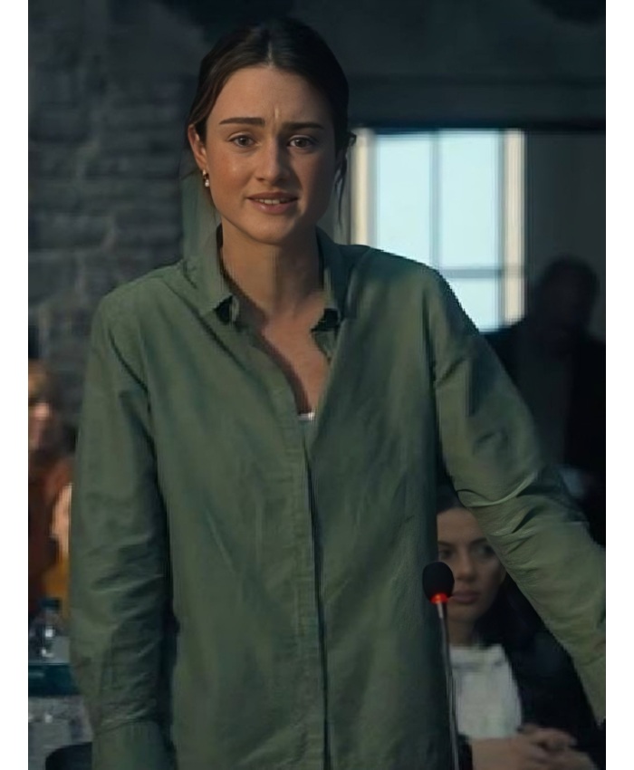 The Twisted Tale of Amanda Knox 2025 Grace Van Patten Grey Shirt