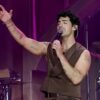 East Rutherford 2025 Greeting Hometown Tour Joe Jonas Brown Vest