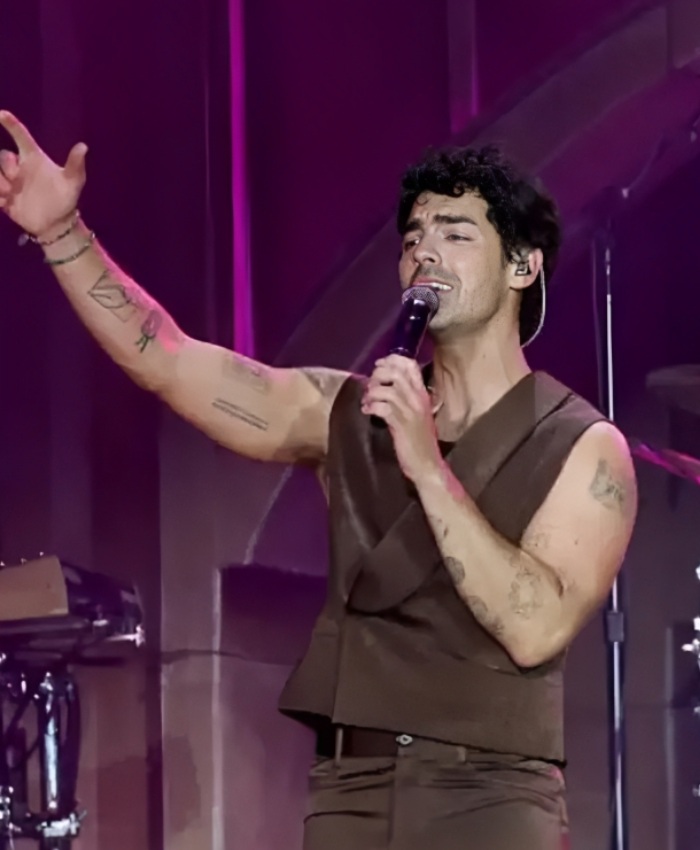 East Rutherford 2025 Greeting Hometown Tour Joe Jonas Brown Vest