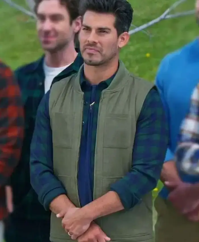 Angel Garet Finding Mr Christmas S02 Green Vest