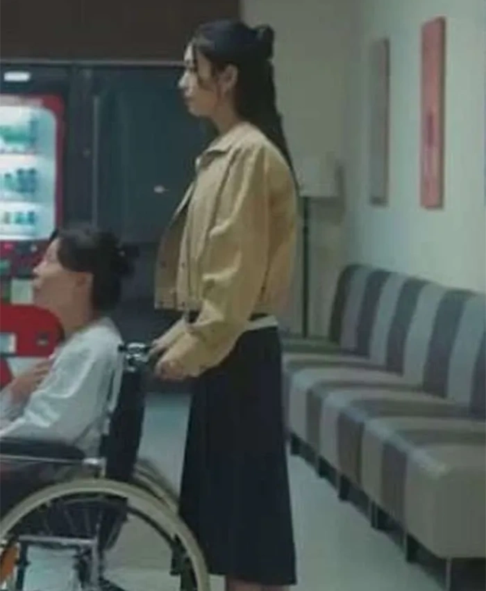 Alternative view of Ahn Eun-jin Dynamite Kiss Beige Jacket