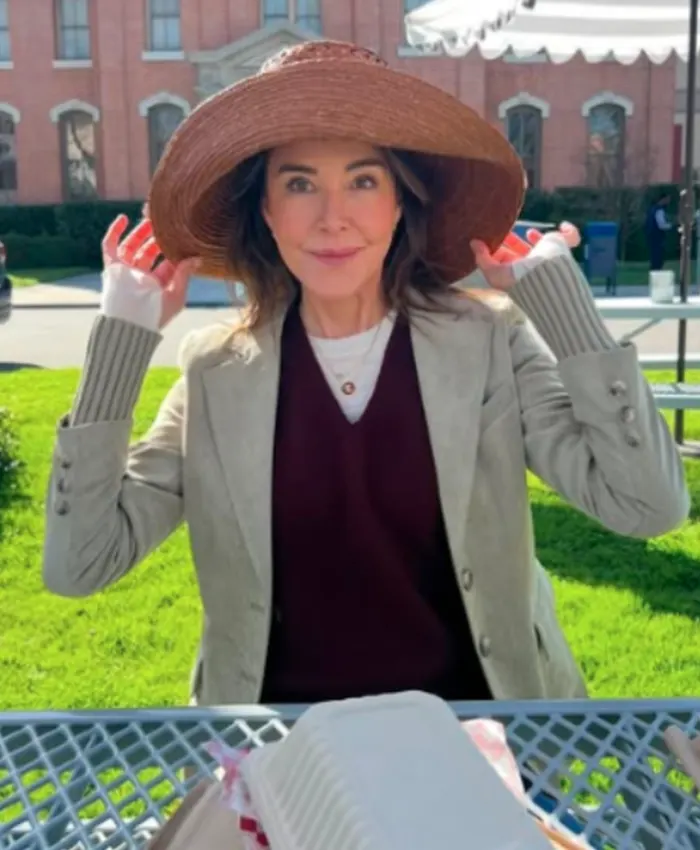 Shrinking S03 Christa Miller Grey Blazer