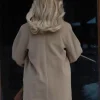 The Miniature Wife S01 Elizabeth Banks Beige Coat Back