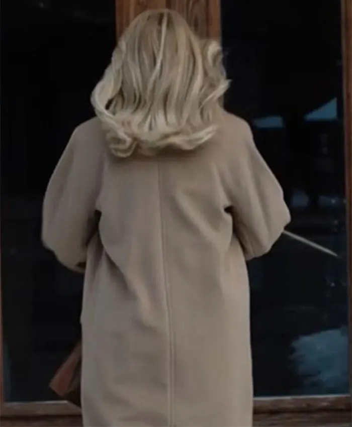 The Miniature Wife S01 Elizabeth Banks Beige Coat Back